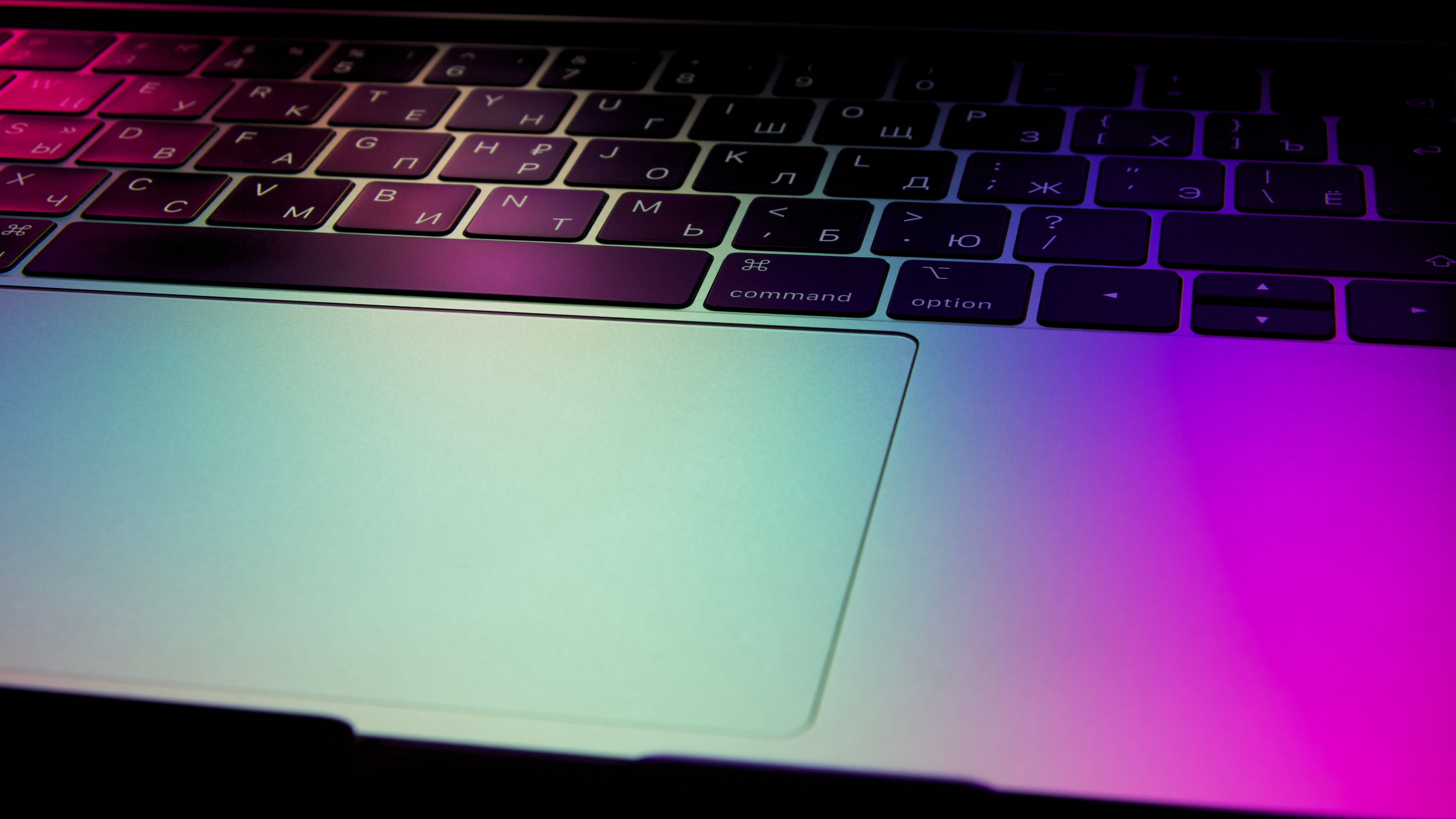 Espacio de trabajo iluminado con luz púrpura y una pantalla de diseño